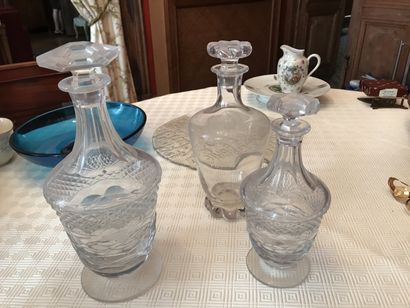 null Set of carafes and engraved glass vase