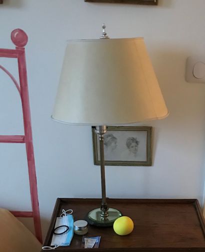 null Pair of bedside lamps
In brass
A floor lamp is attached