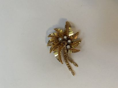 null Leaf sheaf pendant brooch in 750°/°° gold set with diamonds,
Circa 1950
Gross...