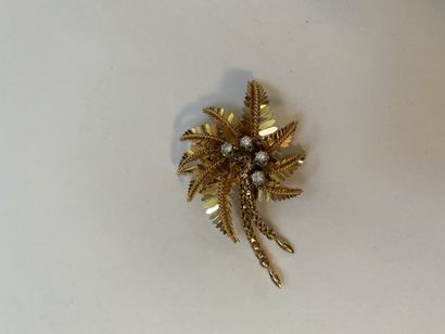 null Broche pendentif gerbe feuillagée en or 750°/°° sertie de diamants,
Circa 1950
Poids...