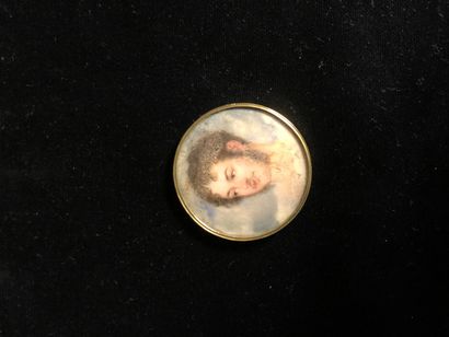 ECOLE FRANCAISE DU XIXème siècle 
Portrait of a man
Miniature
In an 18-carat gold...