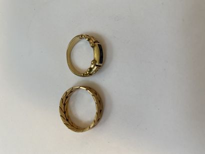 null Set of 2 rings in 750°/°° gold, one of which is set with diamonds and calibrated...