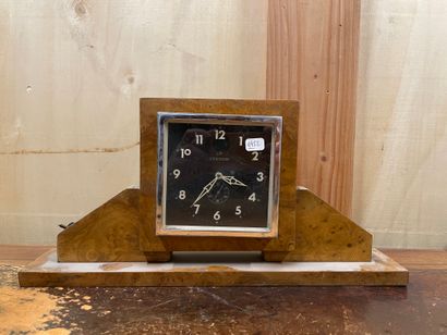 BULL CLOCK Pretty skeleton clock
Dial with Arabic numerals
Glass globe
Circa 1930
H....