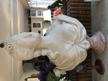 L. BARTELETI Buste de femme dans le goût du XVIIIème siècle
En marbre blanc sculpté
Reposant...