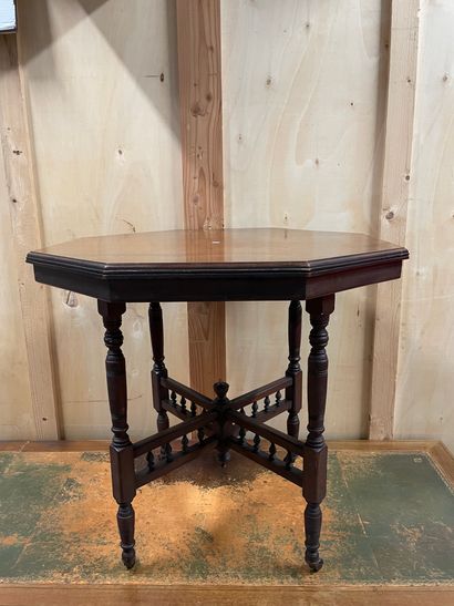 null Charming pedestal table
In mahogany and mahogany veneer
The octagonal top rests...