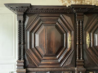 null 
Importante armoire Malouine



Ouvrant en façade par quatre vantaux moulurés...