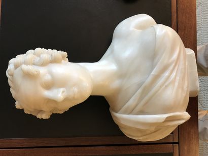 École ITALIENNE vers 1830 
Bust of young woman
In marble
H. 34 cm.