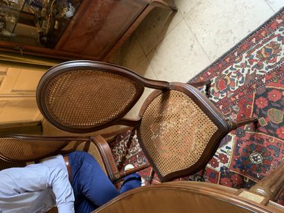 null 
Six chaises médaillon



En bois sculpté



Fond de canne



Style Louis XVI



Accidents,...