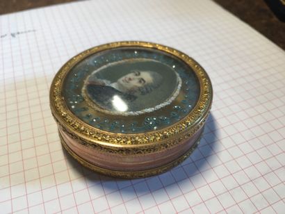 null 
Petite boîte

Ornée d'un portrait d'homme en miniature

Monture en or 9 carats

D....