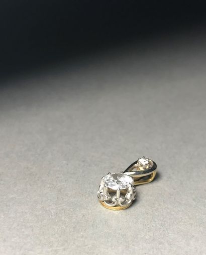 null 
Pendentif en or jaune et blanc 18K

Orné de deux diamants 

PB: 1.68g



