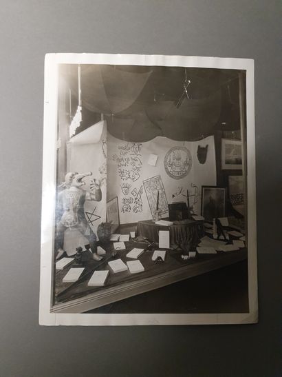 [SURRÉALISME]. WINDOW OF THE GOTHAM LIBRARY in New York in 1945. ORIGINAL PHOTOGRAPH....