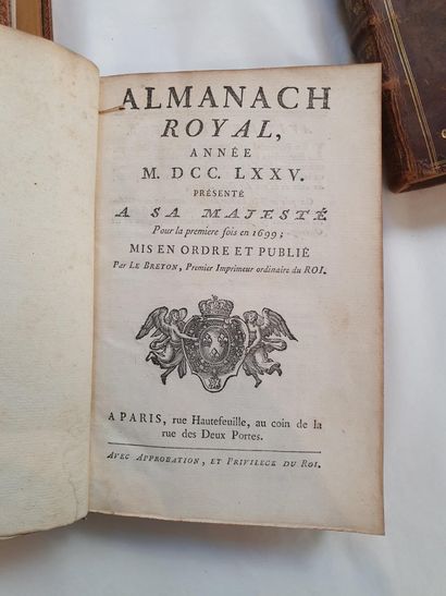 null RELIURE. — Ensemble 3 almanachs royaux. In-8.
- 1722, veau, aux armes royales.
-...