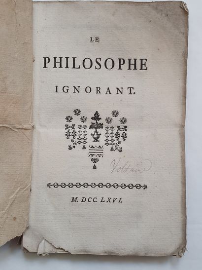VOLTAIRE. Le Philosophe ignorant. S.l., 1756. In-12, brochure d'époque, non rogné.
Édition...