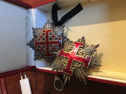 null Ensemble de deux plaques :
Ordre du Saint-Sépulcre
Ordre du mérite du Saint-SépulcreEnsemble...