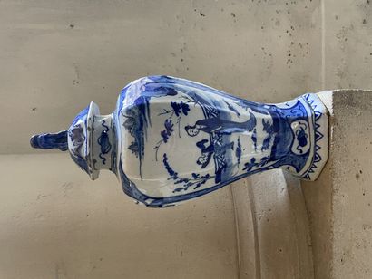 DELFT 
Vase en faïence



A décor sinisant



XVIIIème siècle



H. 37 cm.



En...