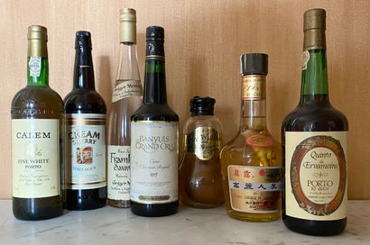 null 
 1 Lot de 7 Flacons ALCOOLS, EAUX de VIE et PORTO DIVERS A VENDRE EN L'ETAT...