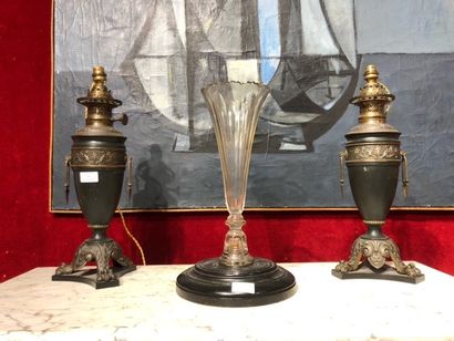 null 
Paire de lampe à pétrole



En métal



A figure de vases balustres



XIXème...