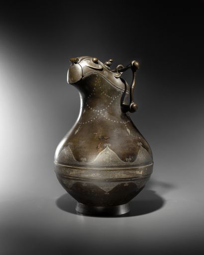 CHINE - Vers 1900 
CHINE - Vers 1900
Vase archaïsant, le bec verseur en forme de...