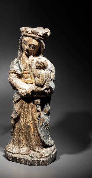 null Vierge à l'Enfant en bois sculpté et polychromé
XVIe siècle
H. 48 cm (Fentes...