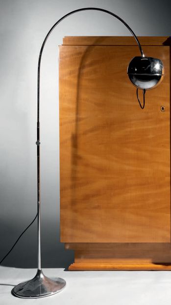 Travail français 1950 
Floor lamp with variable height and tubular structure in chromed...
