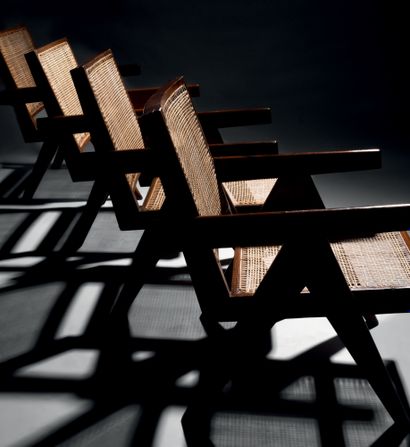 Pierre Jeanneret (1896-1967) 
Paire de fauteuils Easy Armchair en teck massif à dossier...
