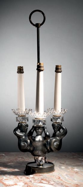 GEORGES JOUVE (1910-1964) ET ASSELBUR (ÉDITEUR) 
Lampe de table à trois bras de lumières...