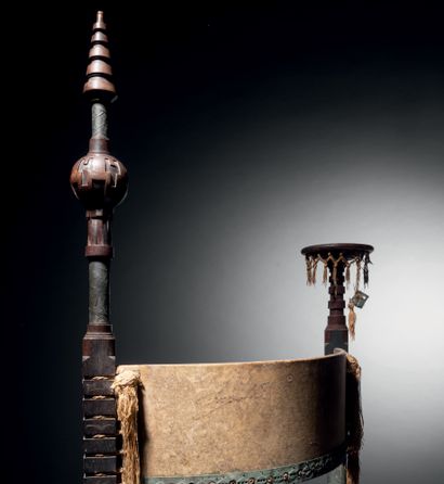 Carlo BUGATTI (1856-1940) 
Chaise en bois noirci vernissé sculpté incrusté de cuivre...
