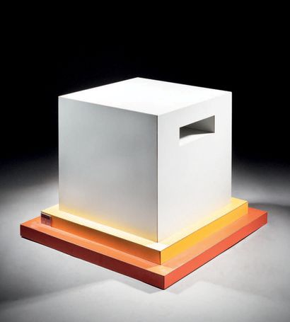 Ettore SOTTSASS (1980-1988) & MEMPHIS (éditeur) 
Side table with a cubic body and...