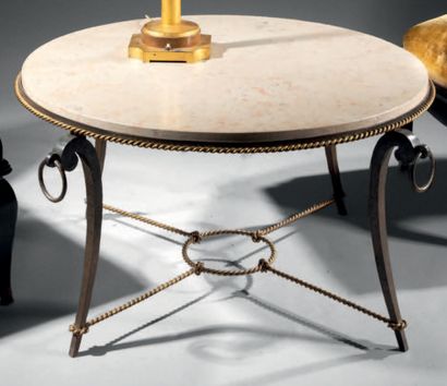 Robert MERCERIS (XXe siècle) 
Table basse à plateau circulaire en marbre beige rosé...