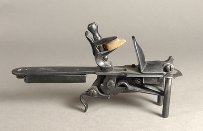 null Briquet pistolet de table à silex en métal 

L. 16 cm 

France, fin XVIIIe ...