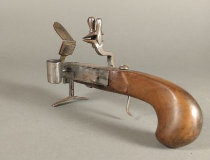 null Briquet-pistolet de table à silex et à coffre en métal 

L. 18,5 cm 

Signé...