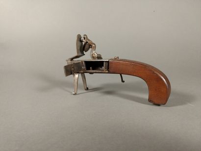 null Briquet-pistolet de table à silex et à coffre en métal 

L. 17,5 cm 

Signé...