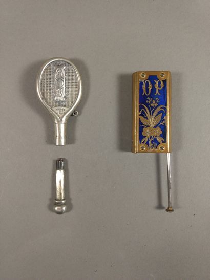 null Lot including : 

- a rare engraved brass and blue enamel matchbox decorated...