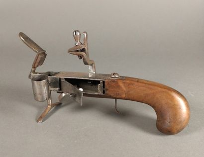 null Briquet-pistolet de table à silex et à coffre en métal 

L. 18,5 cm 

Signé...