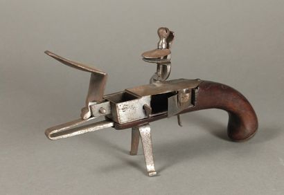 null Briquet-pistolet de table à silex en métal 

L. 20 cm 

Flandres 

Restaurations...