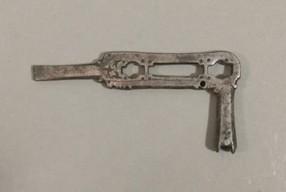 null Rare clef d’arquebusier et briquet à silex à motifs géométriques ajourés 

Empire...