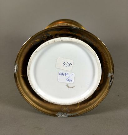 null Briquet à hydrogène dit « de Döbereiner », en porcelaine de Paris à décor polychrome...