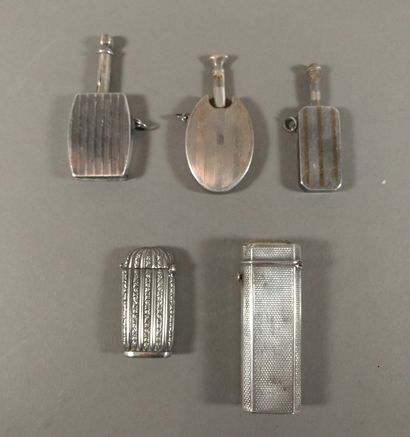 null Lot de 5 briquets comprenant : 

- 3 briquets à friction de poche en argent...