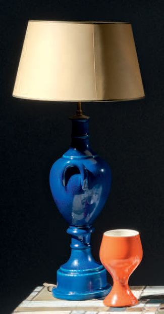 POL CHAMBOST (1906-1983) Lampe de table en céramique à corps de vase Médicis avec...