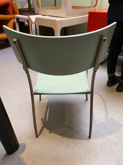 TRAVAIL FRANÇAIS 1970 Office armchair in patinated tubular metal with rounded back...