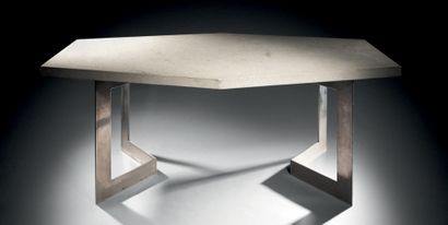 Paul LEGEARD (dans le goût de) Table console à plateau en travertin hexagonal sur...