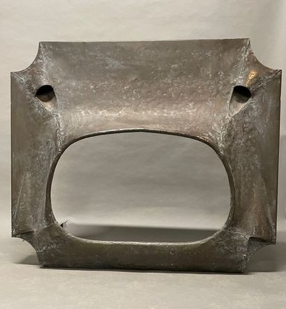 TRAVAIL FRANÇAIS 1970 Welded and hammered iron mantel with a large oval central cut-out.
H....