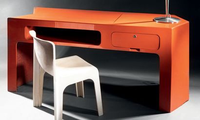 TRAVAIL FRANÇAIS 1970 Arrow desk in orange fibreglass with a shaped top, opening...