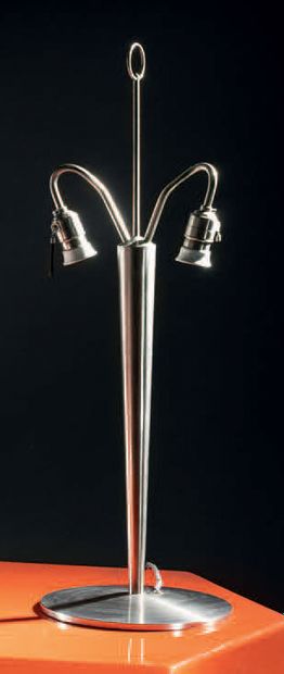 Jaques QUINET (1918-1992) Lampe de table à deux lumières en métal chromé à fût tubulaire...