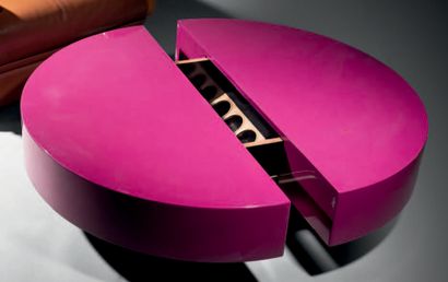 Willy Rizzo (dans le goût de) Fuchsia lacquered wood coffee table with a circular...