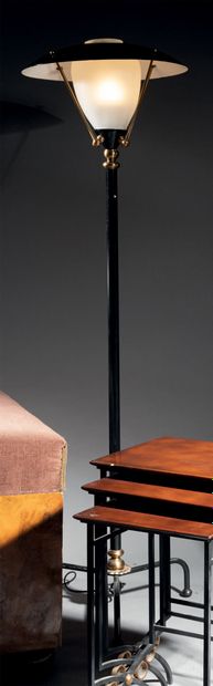 TRAVAIL FRANÇAIS 1940 Pair of floor lamps with tubular structure in blackened metal...