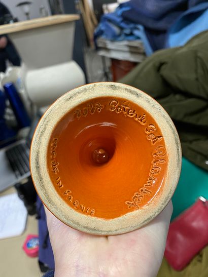 POL CHAMBOST (1906-1983) Calice en céramique entièrement recouvert d'émail orange...