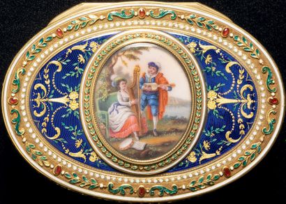 null Yellow gold oval box, translucent enamels, inlaid with gold.
Lid with central...