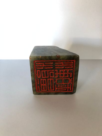 CHINE - XXe siècle Cachet en néphrite brune. (Accidents).
L'inscription : Ceng Jing...
