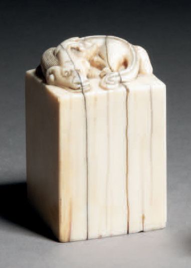 CHINE - XIXe siècle 
Ivory seal surmounted by a reclining qilin.



The inscription:...